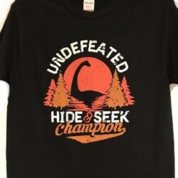 T-Shirt-Hide-and-Seek Adult T-Shirt Nessie Hide and Seek (Black)