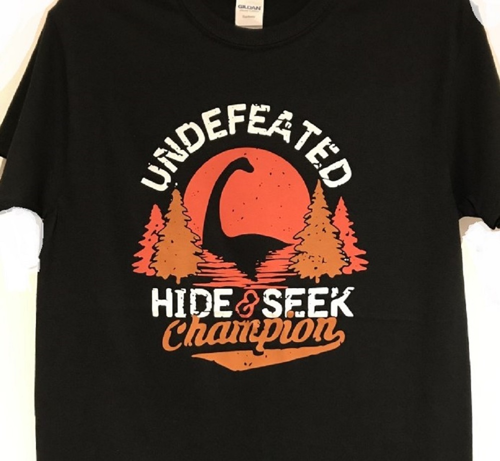 HIDE AND SEEK X-LARGE Tシャツ Adult T-Shirt Nessie Hide and Seek (Black) - Loch Ness Gifts